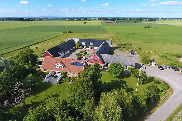 Flygfoto av Skörpinge gård med omgivande fält